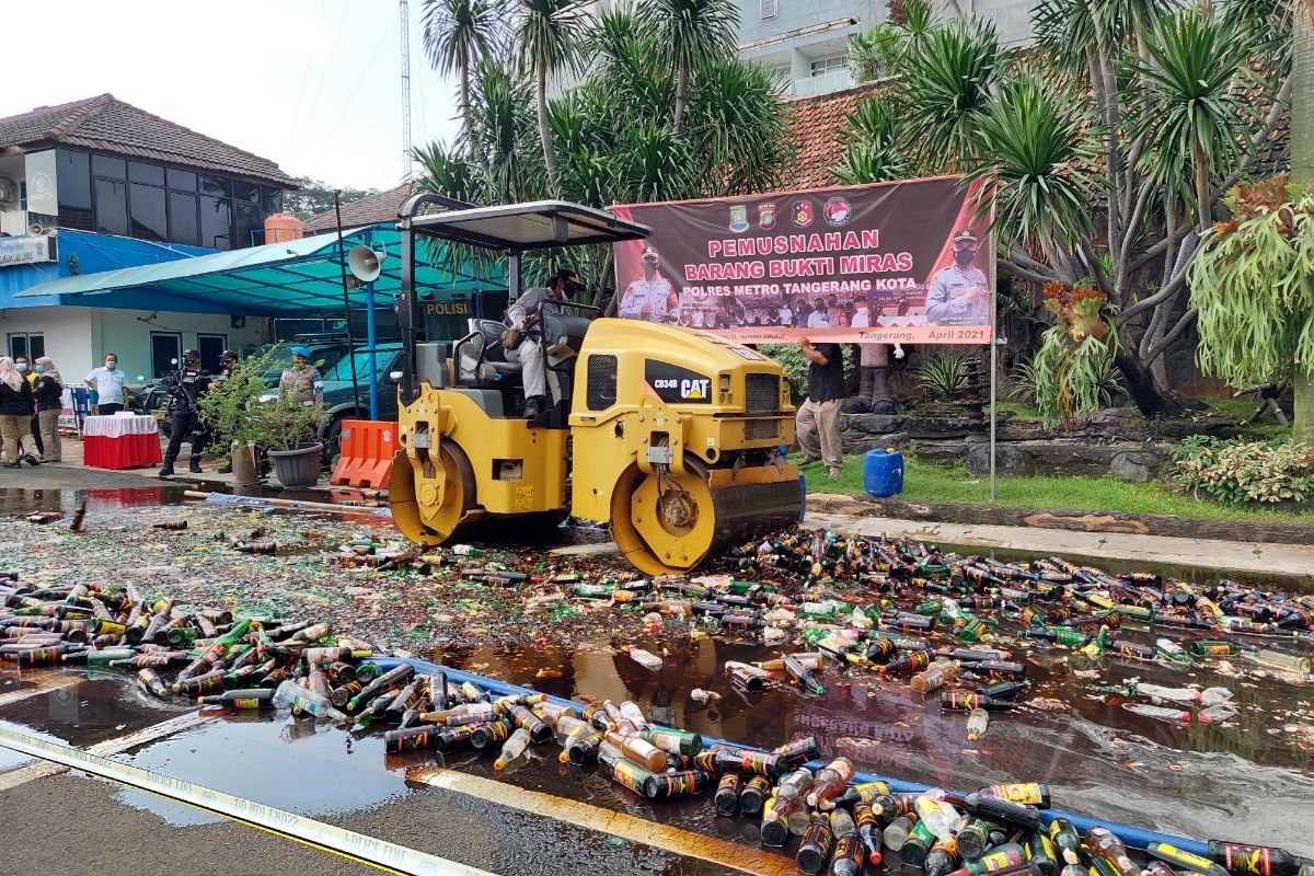 Belasan ribu minuman keras yang disita oleh Polres Metro Tangerang Kota saat melakukan Operasi Pekat Jaya 2021 dihancurkan kepolisian di Mapolresta Metro Tangerang Kota, Kota Tangerang, Senin (12/4/2021). 