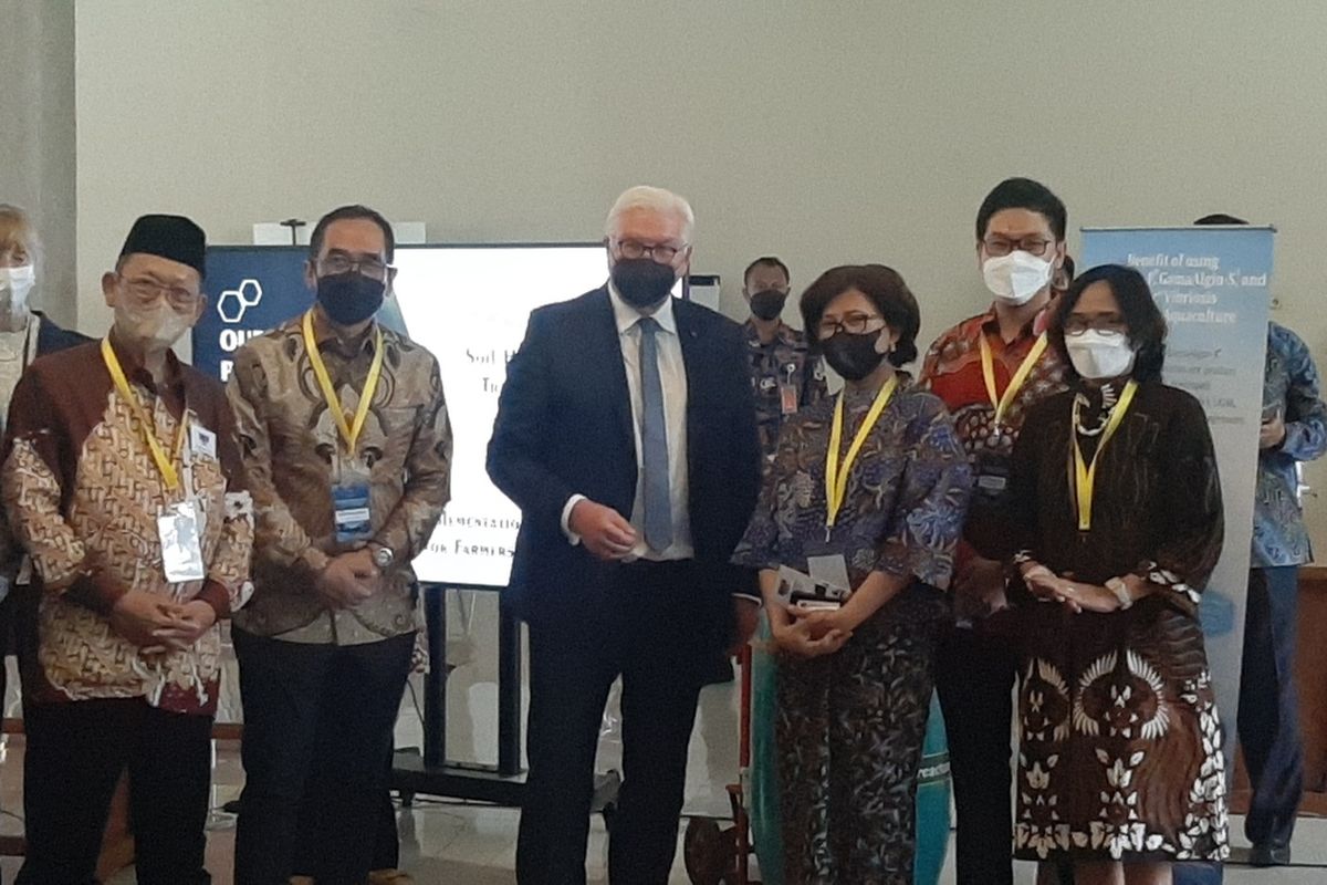 Presiden Republik Federal Jerman Frank-Walter Steinmei saat berfoto dengan Rektor Universitas Gadjah Mada (UGM) Ova Emilia usai menyaksikan pameran produk penelitian di Balairung.