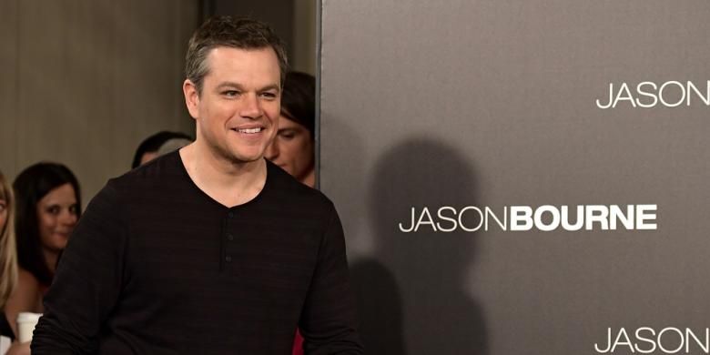 Aktor Matt Damon tiba untuk menerima bola dan jersey dari Atletico Madrid dalam rangka tur promo film Jason Bourne di Madrid, Spanyol, Rabu (13/7/2016).
