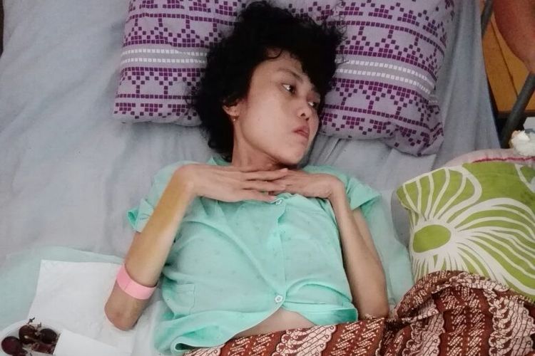Kondisi Yeni Riawati, istri Fidelis Arie Sudewarto saat menjalani perawatan di rumah sakit setelah Fidelis ditahan BNN Kabupaten Sanggau.