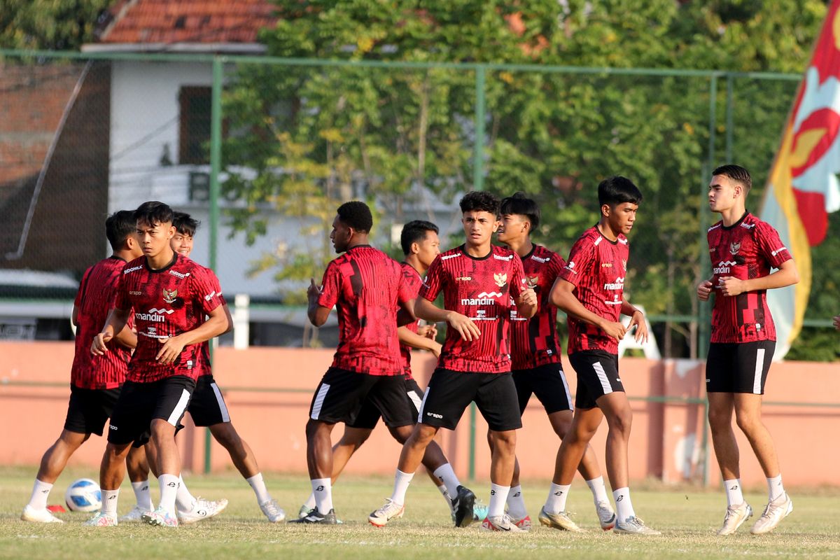 Jelang laga kedua babak penyisihan Grup A Piala AFF U19 2024 melawan Kamboja, pemain Timnas U19 Indonesia menjalani latihan terakhir di Lapangan Thor Kota Surabaya, Jumat (19/7/2024) sore.