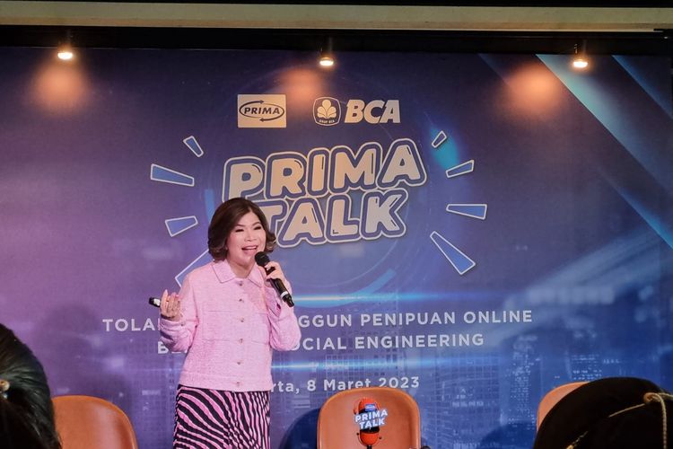 Executive Vice President Center of Digital BCA Wani Sabu saat memberikan edukasi penipuan online kepada awak media dalam acara Prima Talk di Brewerkz Senayan City, Jakarta, Rabu (8/3/2023).