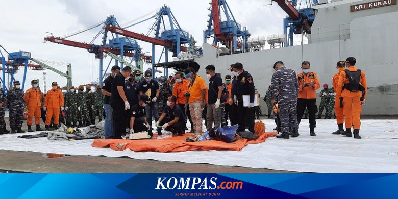 Baju Anak Kecil hingga Pecahan Ban Sriwijaya Air SJ 182 Tiba di JITC 2