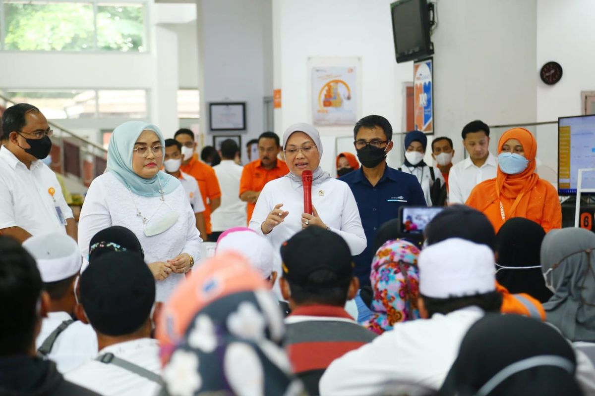 Menteri Ketenagakerjaan (Menaker) Ida Fauziya meninjau langsung penyaluran BSU di PT Pos Indonesia cabang Jakarta Timur, Rabu (9/11/2022).