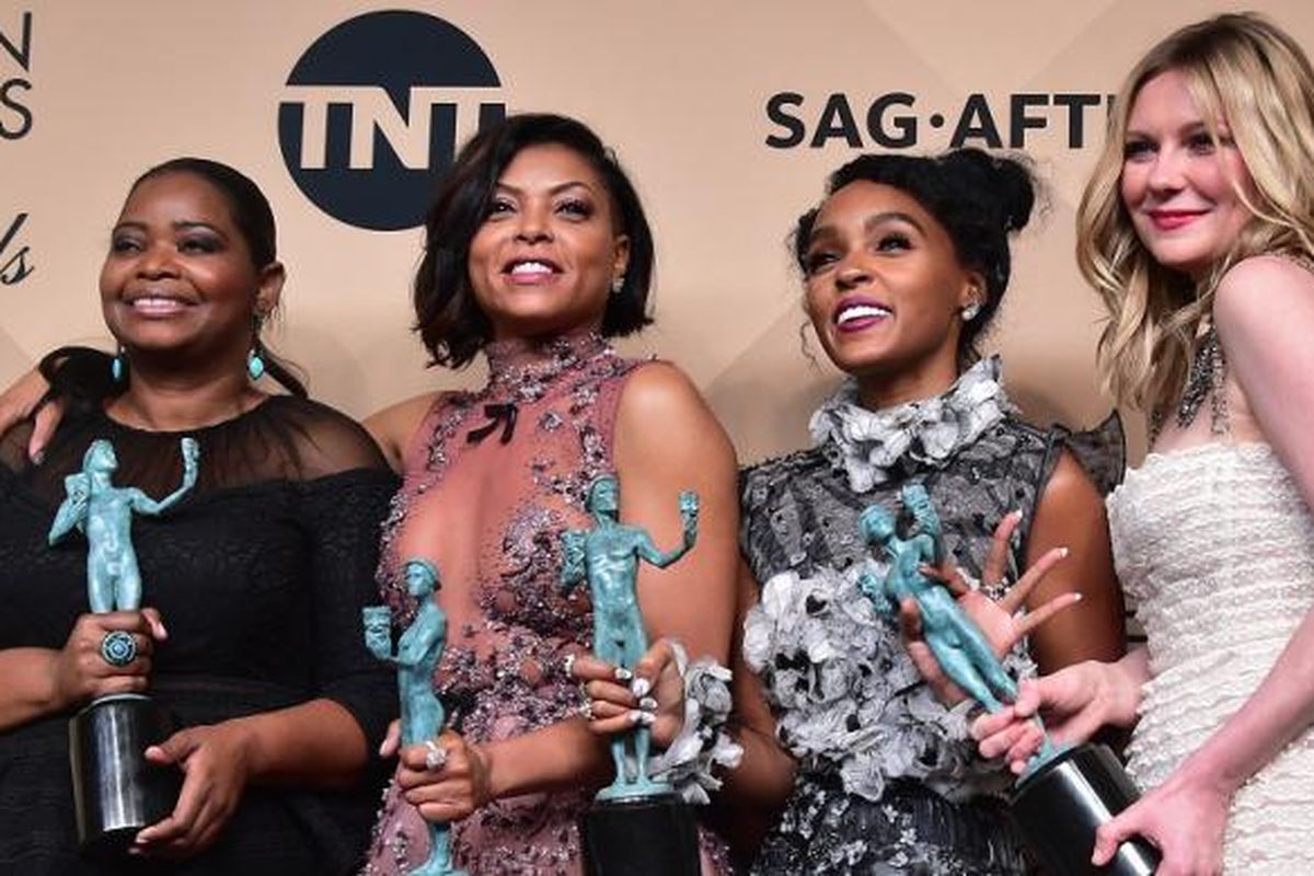 (Dari kiri ke kanan) Octavia Spencer, Taraji P Henson, Janelle Monae, dan Kirsten Dunst berpose dengan trofi Screen Actors Guild Awards untuk film mereka, Hidden Figures, yang dinobatkan sebagai film terbaik, Minggu (29/1/2017).