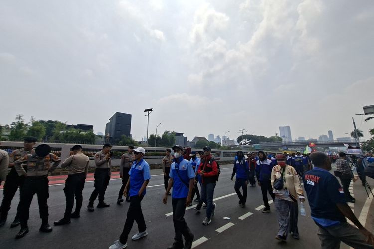 Demo Buruh di Depan Gedung DPR, Jalur Jalan Gatot Subroto Menyempit