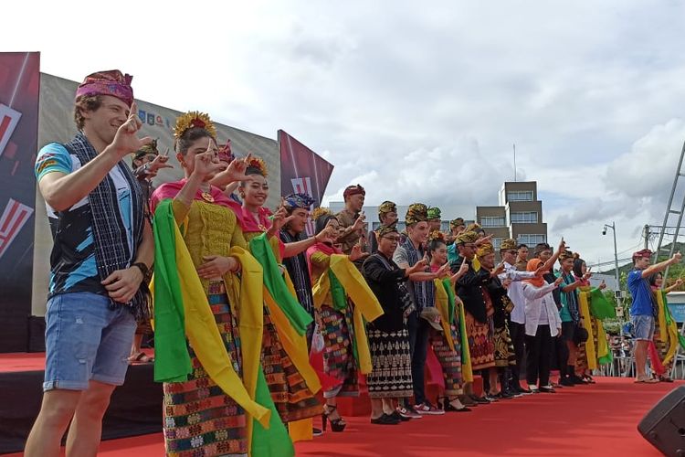 Pebalap WSBK ikut dalam Karnaval Budaya Mandalika di KEK Mandalika, Lombok, NTB, Rabu (1/3/2023)
