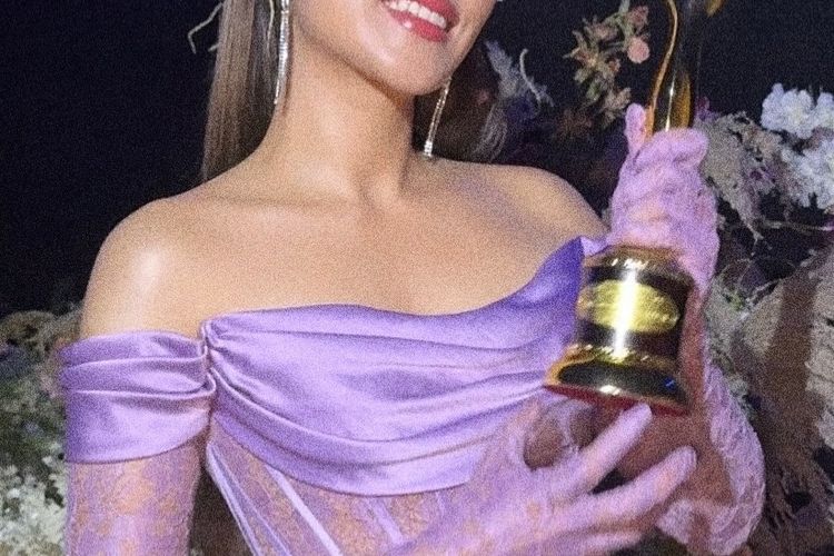 Raisa mencuri perhatian di AMI Awards 2025 lewat dua gaya elegan bernuansa lilac dan pink. Intip detailnya.