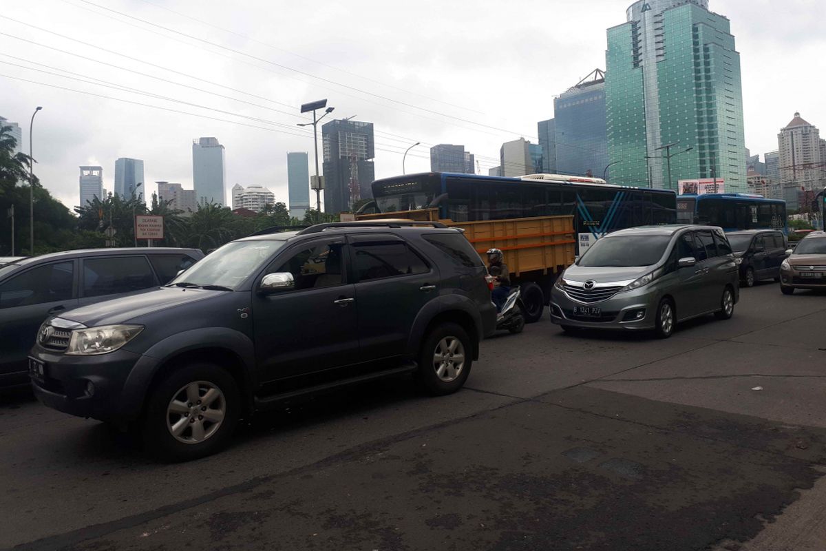 Peserta Hari Lahir (Harla) Muslimat Nahdlatul Ulama ke-73 bubar, Jalan Gatot Subroto dipadati kendaraan bermotor. Foto diambil Minggu (27/1/2019).