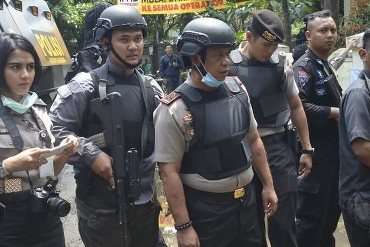 Bripda Ismi Aisyah (kiri) bersama Kepala Polda Jawa Barat Inspektur Jenderal Anton Charliyan (tengah) saat meninjau lokasi ledakan bom panci di Bandung, Senin 927/2/2017).