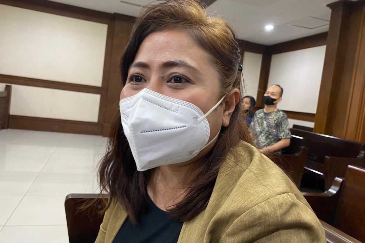 Istri Rudolf Tobing, pembunuh Ade Yunia Rizabani alias Icha hadir sebagai saksi dalam persidangan di PN Jakarta Pusat, Rabu (14/6/2023). 