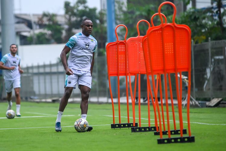 Victor Igbonefo dalam persiapan pramusim Persib Selasa (6/6/2023) di Stadion Persib, Sidolig Bandung, mempersiapkan diri menatap Liga 1 2023-2024. 