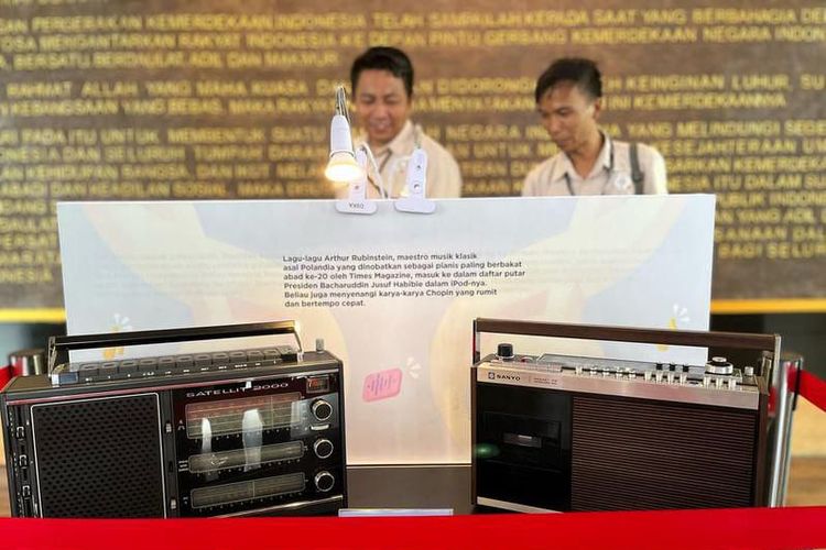 Koleksi radio di pameran Museum Kepresidenan Balai Kirti, Bogor, Rabu (18/10/2023).