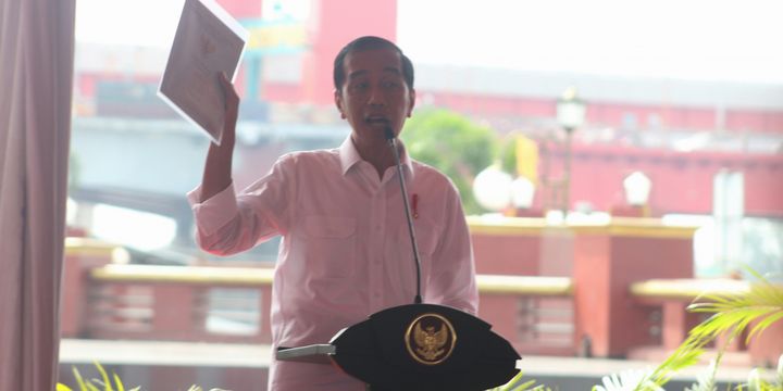 Presiden Joko Widodo saat membagikan 6.000 sertifikat tanah gratis di Palembang, Sumatera Selatan,Jumat (13/7/2018)