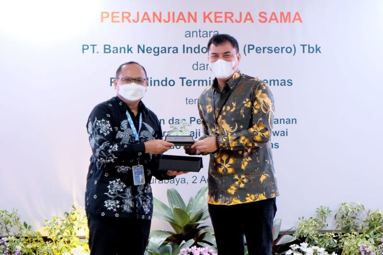 (Ki-ka) General Manager Divisi Penjualan BNI Efrizal dan Direktur SDM Pelindo Terminal Petikemas Edi Priyanto dalam Penandatanganan Perjanjian Kerja Sama Penyediaan Jasa Penyaluran Gaji (payroll) Bagi Karyawan Pelindo III oleh BNI di Kantor Wilayah 06 BNI, Selasa (02/08/2022). 