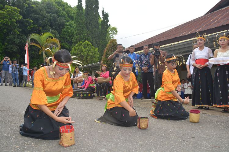 Tiga penari dari STKIP Santo Paulus Ruteng menyambut kunjungan perdana Gubernur Nusa Tenggara Timur, Viktor Bungtilu Laiskodat dengan rombongan dengan tarian Tiba Meka khas Flores Barat, Kamis (10/1/2019). 