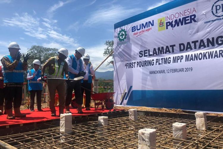 Pengecoran perdana pembangunan Pembangkit Listrik Tenaga Mesin Gas (PLTMG) Mobile Power Plant (MPP) Manokwari Satu di Kampung Andai, Distrik Manokwari Selatan, Kabupaten Manokwari, Selasa (12/2/2019).  