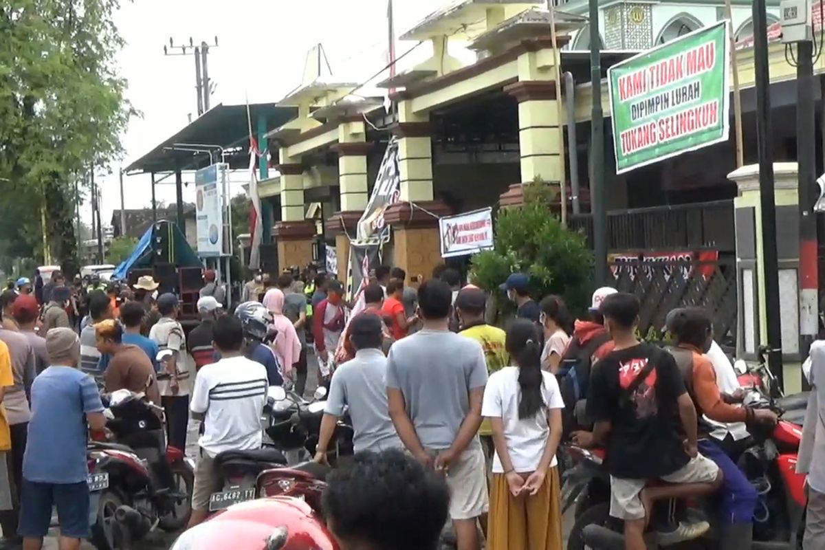 Ratusan warga desa Aryojeding kecamatan Rejotangan Tulungagung, melakukan aksi di kantor desa mendesak kepala desa mundur, Senin (20/12/2021)