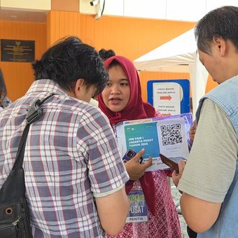Pencari kerja yang melakukan registrasi dalam acara Jakarta Job Fair 2026 di GOR Senen, Jakarta Pusat, Jumat (5/6/2026).