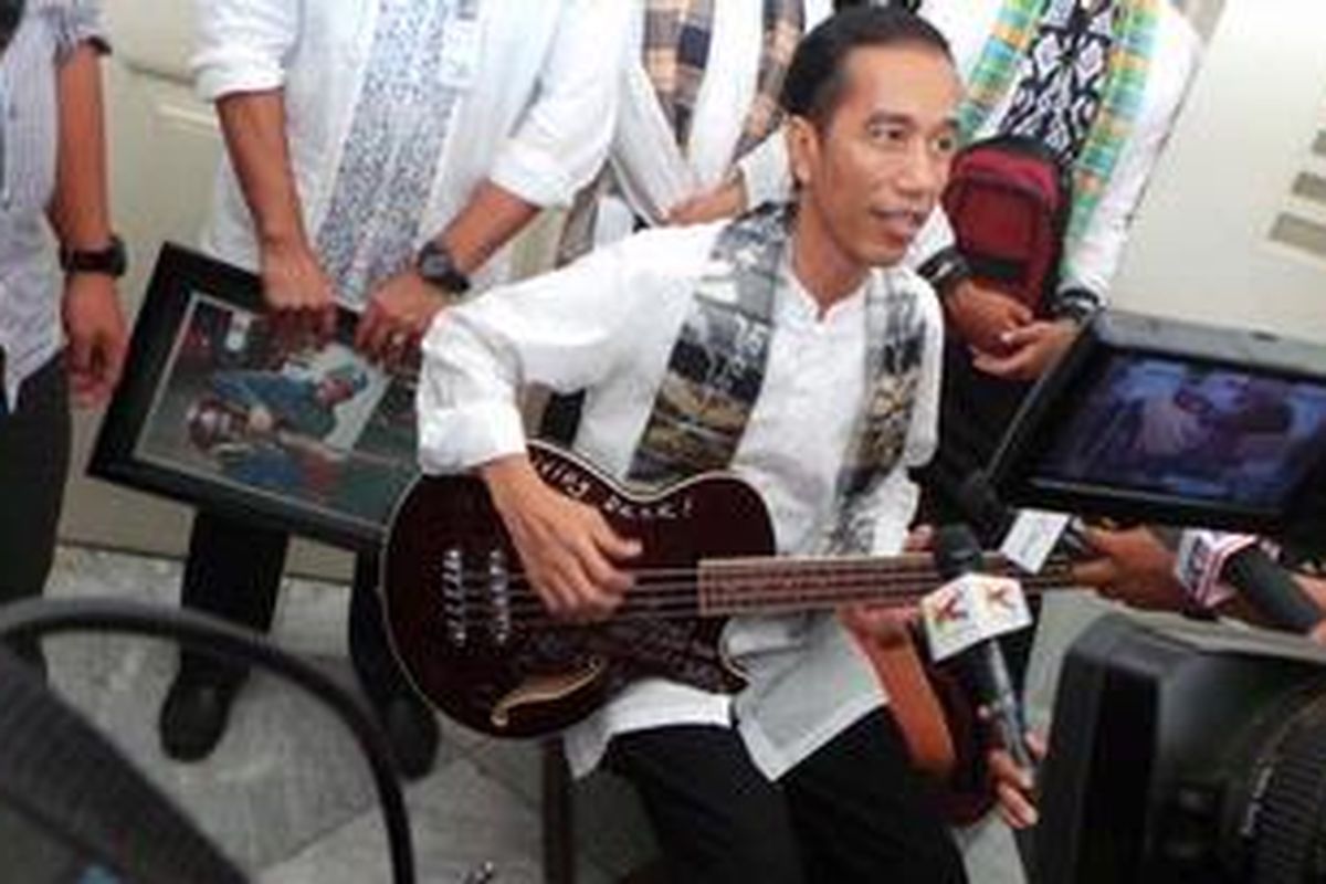 Gubernur DKI Jakarta, Joko Widodo atau Jokowi, di Balaikota Jakarta, Jumat (3/5/2013), memamerkan bas hadiah dari Robert Trujillo, pemain bas Metallica, band heavy metal dari AS.