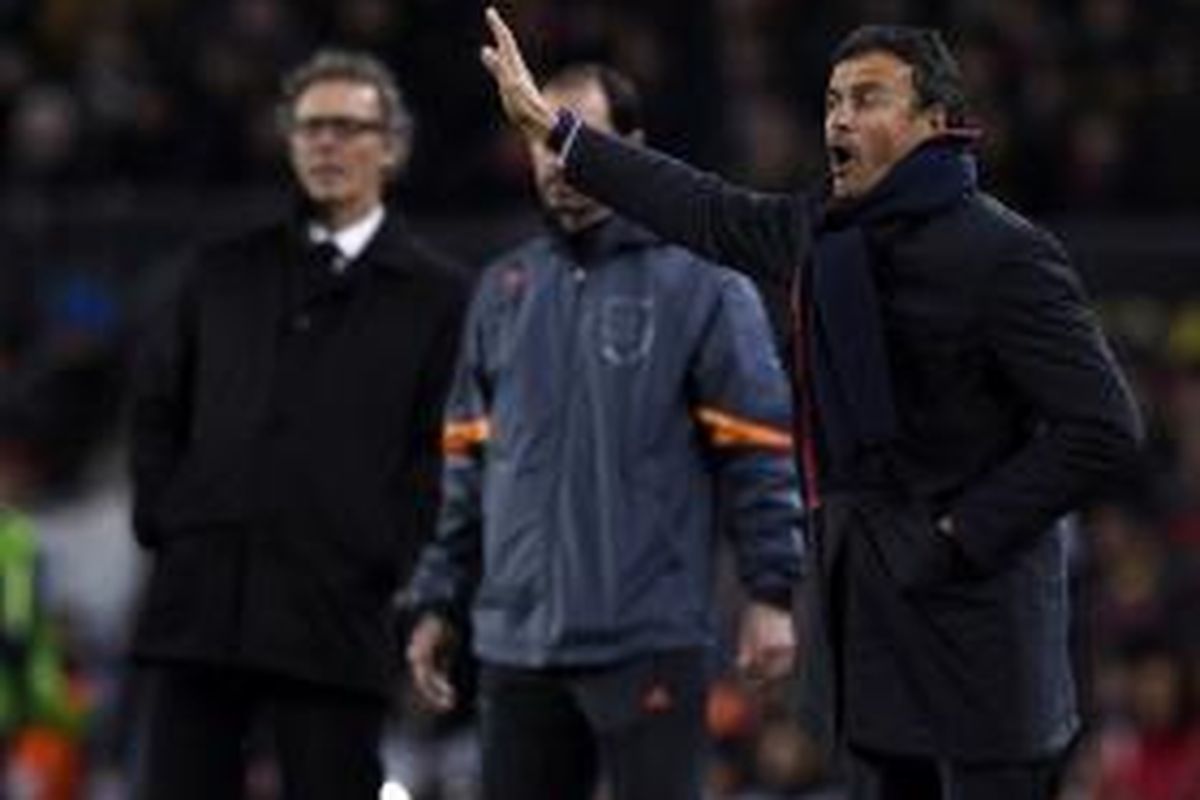 Pelatih Barcelona Luis Enrique (kanan) dan pelatih Paris Saint-Germain Laurent Blanc (kiri), menyaksikan anak-anak didik mereka saling berhadapan, pada pertandingan terakhir Grup F Liga Champions, di Camp Nou, Rabu (10/12/2014). Laga itu berakhir 3-1 untuk Barcelona.