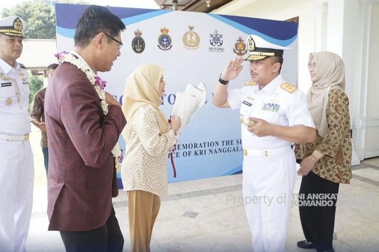 Panglima Tentera Laut Diraja Malaysia (PTLDM) Laksamana Datuk Abdul Rahman Bin Ayob (jas marun) datang ke Indonesia untuk memperingati tiga tahun tenggelamnya KRI Nanggala-402. Ia disambut Panglima Komando Armada (Pangkoarmada) Il Laksda TNI Ariantyo Condrowibowo, Kamis (18/4/2024).