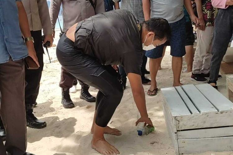 Momen saat Menparekraf Sandiaga Uno mengangkat sampah plastik di Gili Trawangan, Nusa Tenggara Barat.