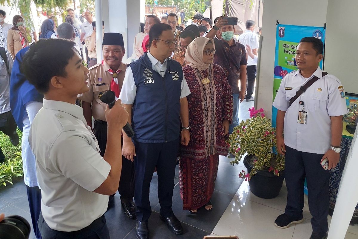 Gubernur DKI Jakarta Anies Baswedan saat meninjau Sekolah Dasar Negeri (SDN) 08 Jakarta, Pasar Minggu, Jakarta Selatan, Rabu (28/9/2022).