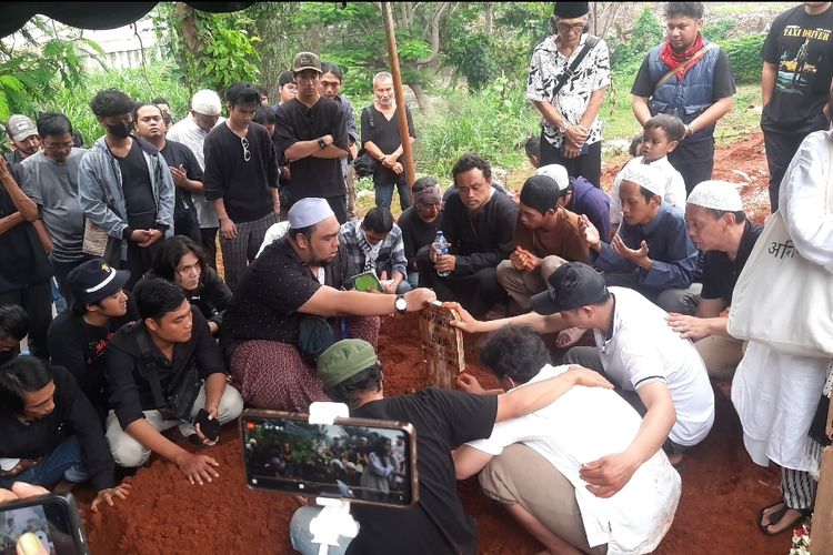 Jenazah aktor senior Yayu Unru dimakamkan di TPU Kampung Kandang, Jagakarsa, Jakarta Selatan, Jumat (8/12/2023). 