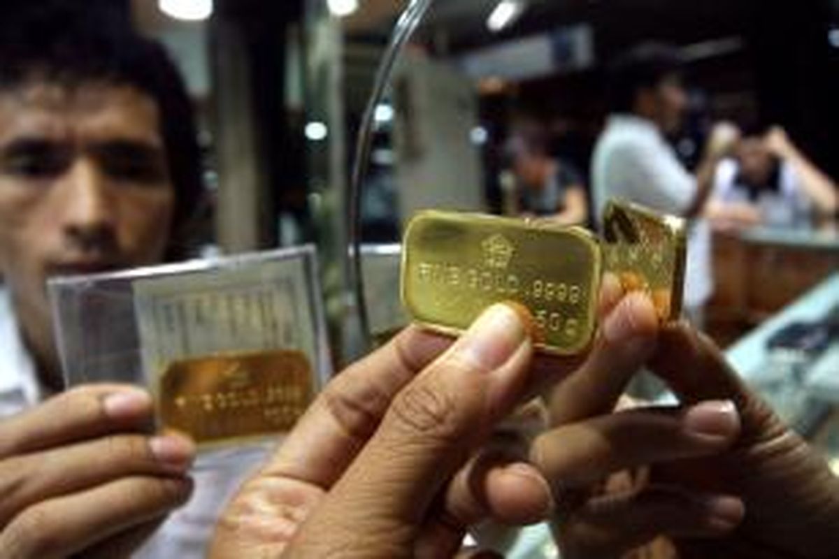 Logam mulia emas batangan dijual di toko emas Cantik di Pasar Tebet, Jakarta.