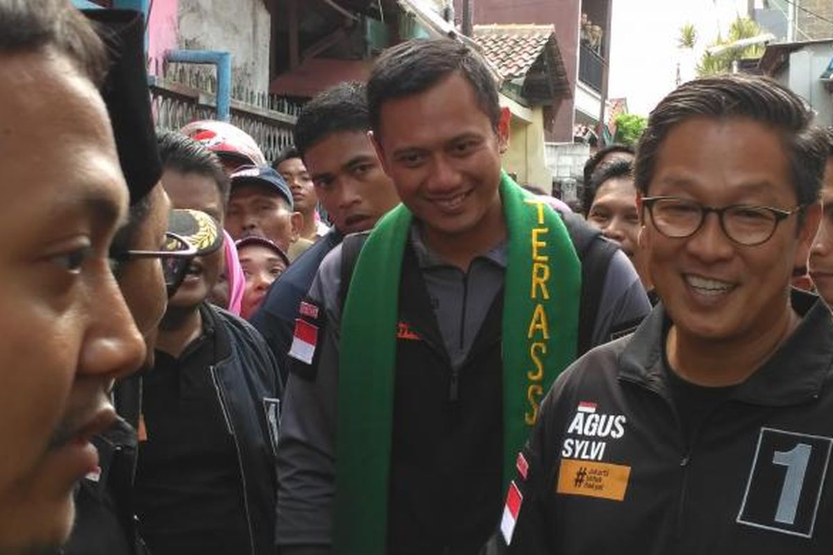 Calon gubernur DKI Jakarta nomor pemilihan satu, Agus Harimurti Yudhoyono saat bersama dengan juru bicaranya, Rico Rustombi (kanan berkacamata) di sela-sela kampanye pada Kamis (5/1/2017).