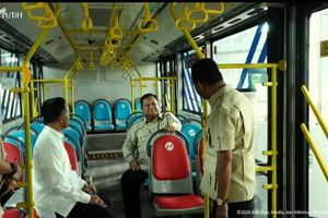 Momen Prabowo Jajal Bus Listrik Transjakarta Sebelum Resmikan Pabrik di Magelang