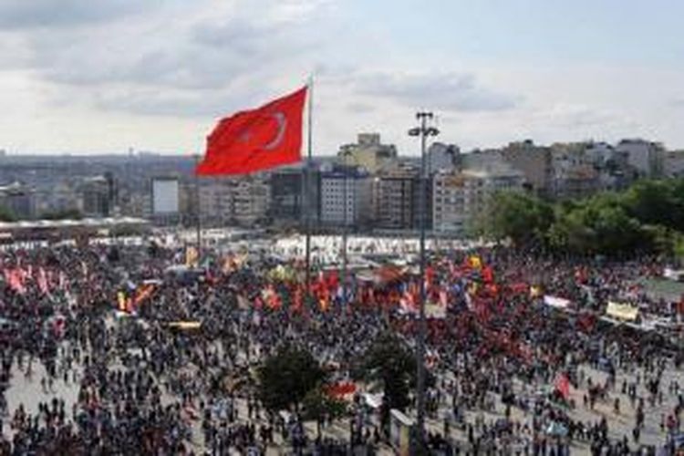 Demonstran berkumpul di Taksim Square, 2 Juni 2013, sehari setelah polisi Turki ditarik keluar dari wilayah tersebut, pada hari kedua bentrokan antara demonstran dan polisi atas proyek pembangunan kontroversial.