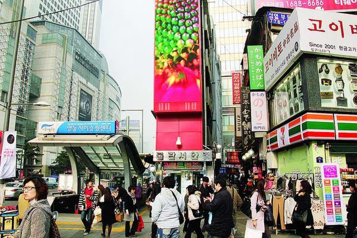 Meskipun kete gangan di perbatasan Korea Selatan dan Korea Utara masih tinggi akibat serangan tentara Korea Utara, warga Kota Seoul tetap beraktivitas secara normal, seperti terlihat di sekitar pusat perbelanjaan Myeongdong, Seoul, Selasa ( 30/ 11).