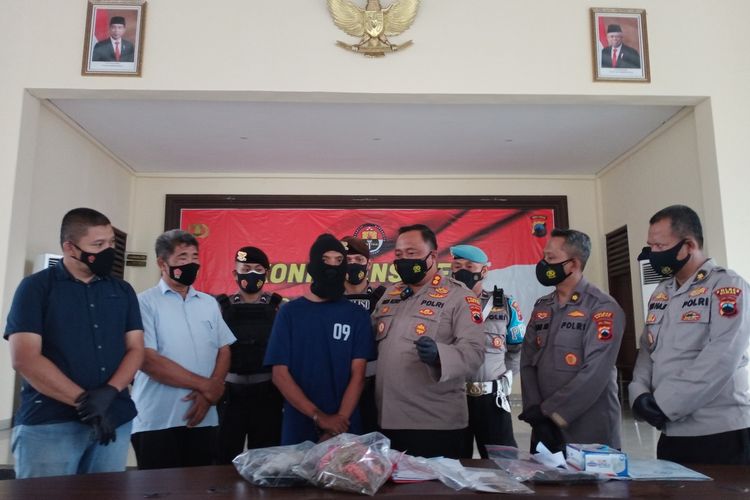 Kapolres Demak Jawa Tengah AKBP Budi Adhy Buono memintai keterangan kepada pelaku pembunuhan terhadap adik iparnya sendiri saat gelar perkara di Mapolres Demak, Kamis (26/5/2022).
