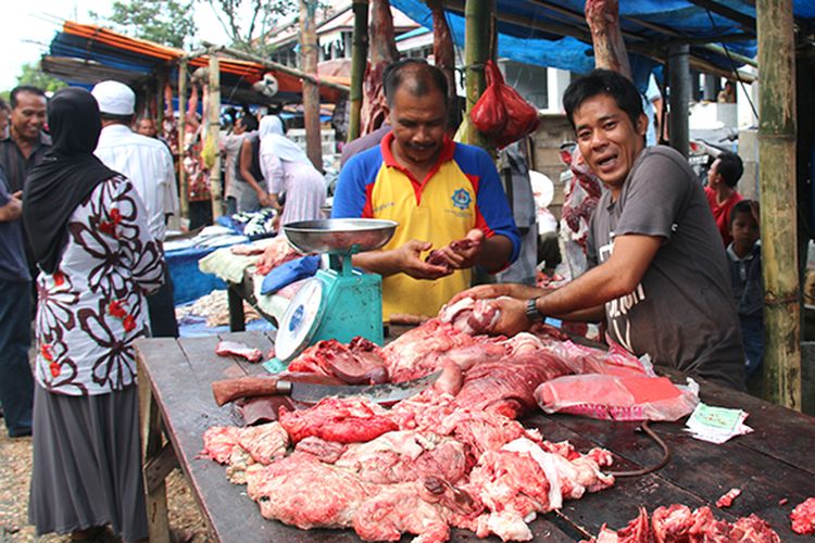 Pedangan daging meugang musiman di ruas jalan Pasar Bina Usaha Meulaboh, Kamis 25/05/17)
