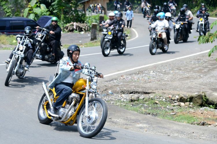 Presiden Joko Widodo dan rombongan bikers saat melakukan touring menggunakan motor chopper miliknya di Sukabumi, Jawa Barat, Minggu (8/4/2018). Di sela perjalanan itu, Jokowi sempat meninjau dua program padat karya yang dikerjakan oleh warga Sukabumi. 