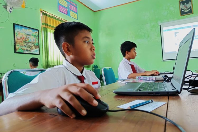 Belasan siswa kelas 5A SDN 1 Sukowinangun Kabupaten Magetan memanfaatkan chroomebook untuk pembelajaran matematika. Keberadan peralatan laptop tersebut membuat siswa mudah mengakses bahan pembelajaran yang disampaikan lebih menarik dengan audio visual.