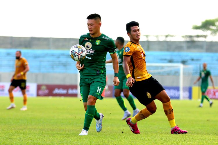 Pemain Persebaya Surabaya Sho Yamamoto saat pertandingan pekan ke-20 Liga 1 2022-2023 melawan Bhayangkara FC yang berakhir dengan skor 2-1 di Stadion Gelora Joko Samudro Gresik, Senin (23/1/2023) sore.