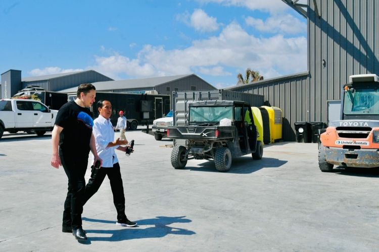 Indonesia's President Joko Widodo (right) meets with SpaceX owner and Tesla's CEO Elon Musk at his rocket company in Boca Chica, Texas on Saturday, May 14, 2022. 