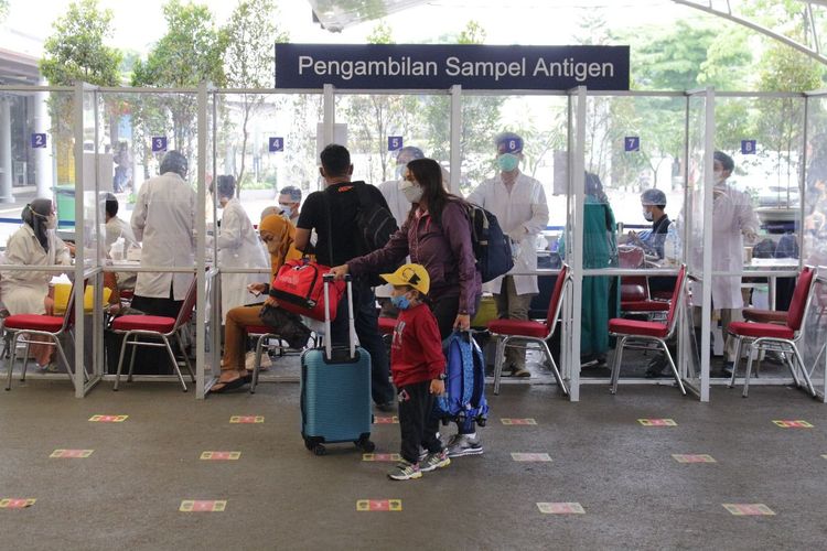 Layanan Rapid Test Antigen di Stasiun Pasar Senen