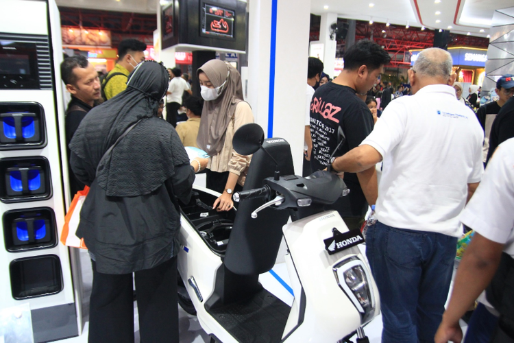 Suasana EV Corner di stan Honda pada perhelatan Jakarta Fair Kemayoran (JFK) 2024. 