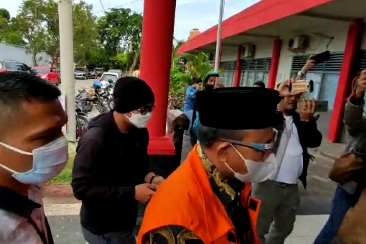 Bupati Muara Enim non aktif Juarsah menggunakan rompi tahanan KPK saat tiba di Rutan Pakjo Palembang, Rabu (21/7/2021).