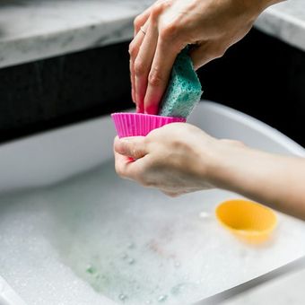 Ilustrasi membersihkan alat masak silikon menggunakan rendaman sabun.