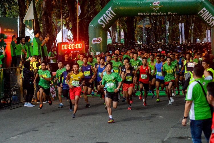  Ribuan peserta MILO Medan Run dilepas oleh Business Executive Officer Beverages Business Unit PT Nestlé Indonesia Prawitya Soemadijo bersama tim Nestlé North Sumatra Region di Lapangan Benteng, Minggu (9/12/2018) pagi,