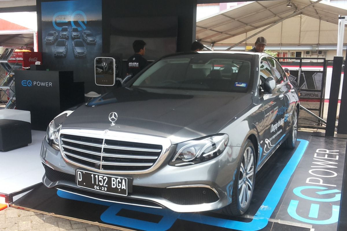 Salah satu Mercedes Benz E 350 e yang dipamerkan di arena Indonesia International Motor Show (IIMS) 2018.