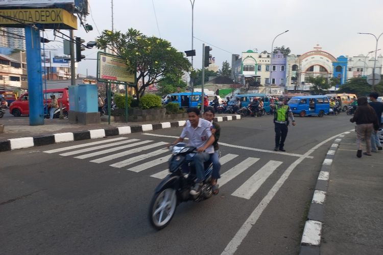 Pengendara motor yang tak menggunakan helm di Jalan Margonda Raya, kabur saat hendak ditilang polisi, Rabu (17/5/2023).