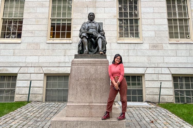 Penerima beasiswa  Lembaga Pengelola Dana Pendidikan (LPDP) ke Harvard Waitatiri ketika berpose dengan patung John Harvard.