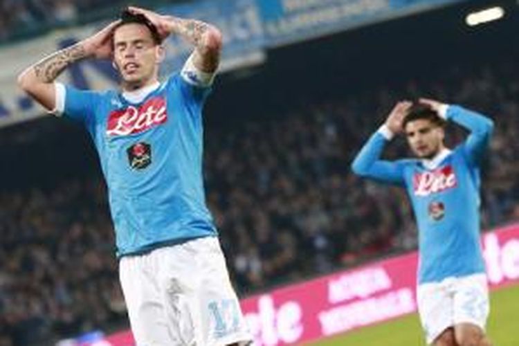 Ekspresi gelandang Napoli, Marek Hamsik (kiri), saat gagal membobol gawang AS Roma pada laga lanjutan Serie A di Stadion San Paolo, Minggu (13/12/2015) waktu setempat.