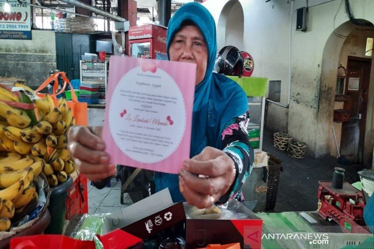 Seorang pedagang di Pasar Gede Solo menunjukkan lembar keterangan dalam paket makanan akikah cucu ketiga Presiden Joko Widodo, La Lembah Manah, anak kedua Gibran Rakabuming Raka dan Selvi Ananda. 